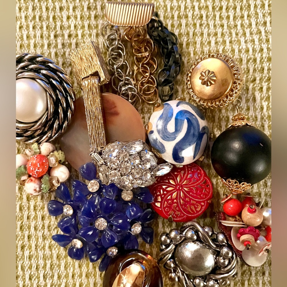 Lot Of  48 Antique & Vintage Costume Jewelry Earrings. All Clip. 1950s-70s.